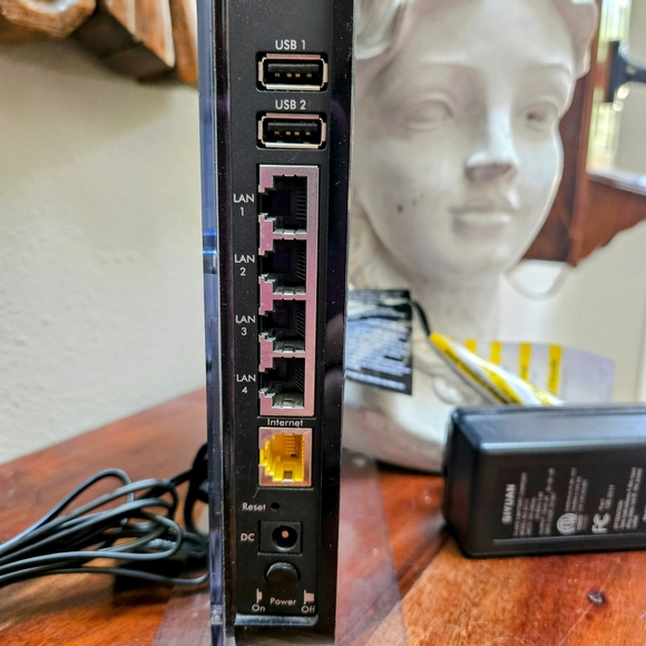 NETGEAR N900 Wireless Dual Band Gigabit Router, Model: R4500 - Picture 2 of 6